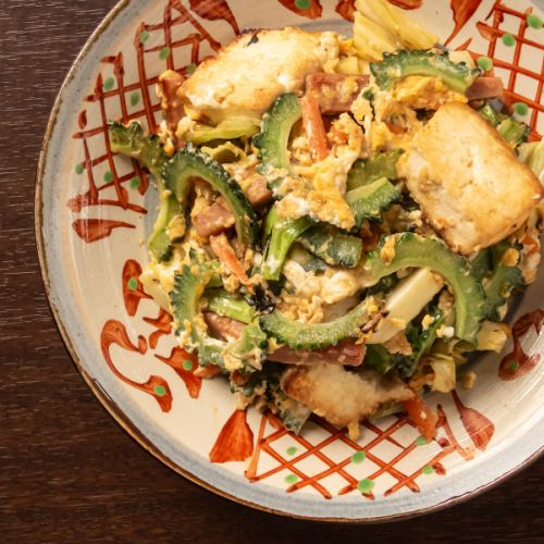 品尝各种冲绳菜肴，包括Goya Chanpuru。