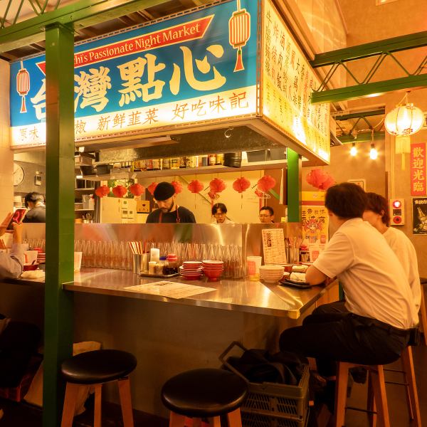 店內的氛圍讓人感覺身臨其境♪ 小吃、點菜、炒菜、後菜、甜點等豐富的菜餚一定會讓您大快朵頤！