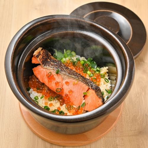 【土鍋ごはん】いくらと鮭の親子土鍋ごはん/2280円(税込) ホタテや和牛を使用した土鍋ご飯もご用意♪