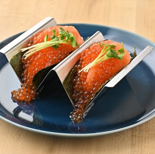 サーモンとこぼれいくらの手巻き親子寿司