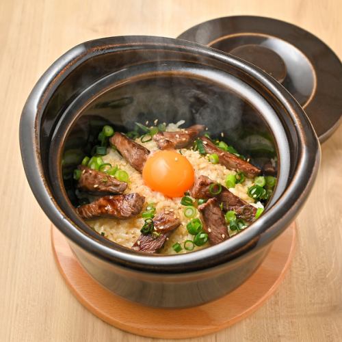 和牛の卵黄のせ土鍋ごはん