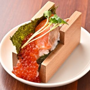サーモンとこぼれいくらの手巻き親子寿司