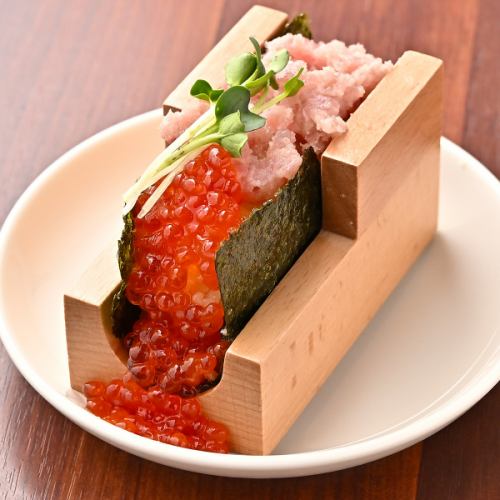ネギトロとこぼれいくらの手巻き他人寿司