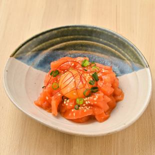 サーモンユッケ