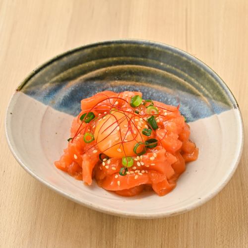 サーモンユッケ