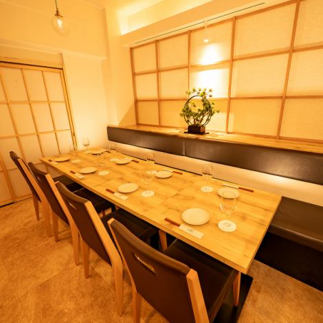 6名以上の利用に便利な団体席は、テーブルを広く使えるため、大皿料理やコース料理をゆったり楽しめるのが魅力です。木の温もりと柔らかな照明に包まれた上質な空間は、会社の飲み会や仲間内の集まり、家族での食事会にもぴったり。席同士の距離がしっかり取られているため、落ち着いて会話できるのも嬉しいポイントです。