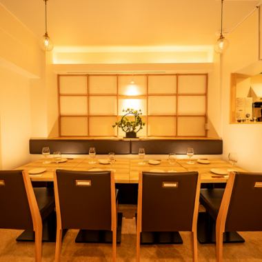 温かみのある照明と木の質感が心地よい店内は、宴会にぴったりの落ち着いた雰囲気です。料理が並べやすい広めのテーブル、会話が自然と弾む距離感、そして和モダンの穏やかな空気が、特別な集まりをより華やかに彩ります。会社の集まりから友人同士の宴会まで幅広く使え、人数に合わせて席のレイアウトも柔軟に調整可能。