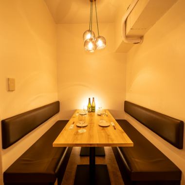 柔らかな灯りに包まれたソファ席は、ゆったりと身体を預けられる心地よさが魅力です。テーブルとの距離感も程よく、料理が並んでも窮屈にならないつくりのため、落ち着いて食事を楽しめます。温かみのある木目と和モダンの空気が重なり、会話が自然と弾む穏やかな雰囲気に。