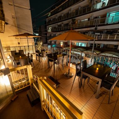 開放感を味わえるテラス席は、外の空気を感じながらゆったり過ごせる特別な空間です。暖かい季節はもちろん、夜風が心地よい時間帯は食事やドリンクがさらに美味しく感じられます。木の質感と柔らかな灯りが合わさり、外でも落ち着いた雰囲気で過ごせるのが魅力。