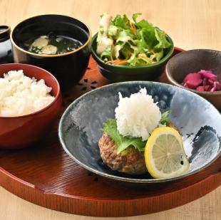 日式汉堡牛排套餐，配白萝卜丝和柚子醋