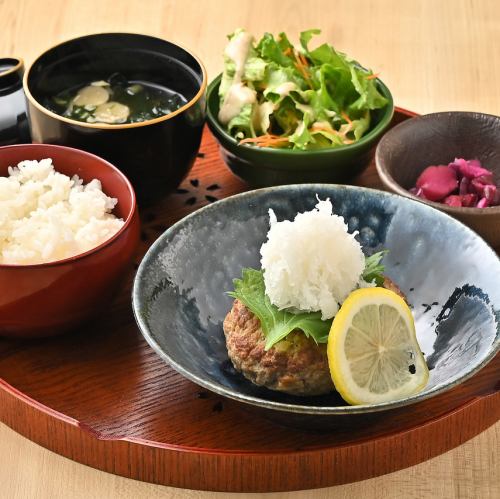 日式汉堡牛排套餐，配白萝卜丝和柚子醋