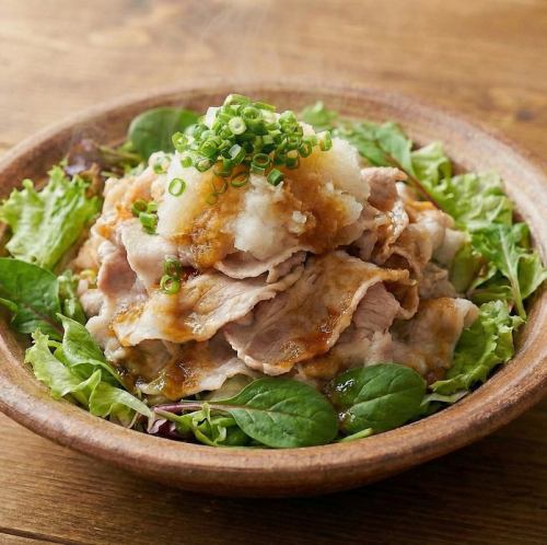 猪肉涮涮锅，配大量磨碎的白萝卜和柚子醋