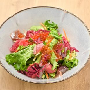 色彩缤纷的海鲜沙拉