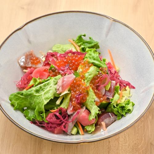 色彩缤纷的海鲜沙拉