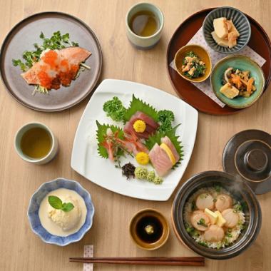 Fresh sashimi (four kinds), salmon roe with grated daikon radish, and scallop rice cooked in an earthenware pot ◎ 6-course meal [6000 yen]
