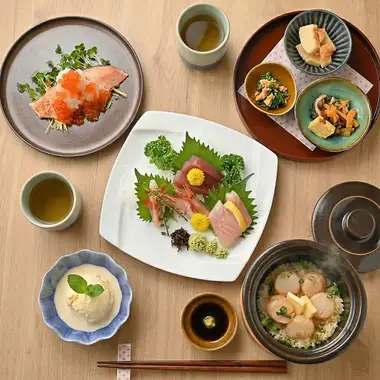 【含生啤！ 2小時暢飲】特選套餐，包含5種新鮮魚類、和牛牛臀肉和扇貝砂鍋飯【7,980日圓】
