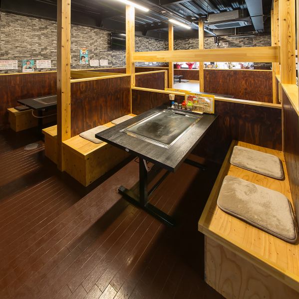 【心地よい店内】女子会などもにピッタリのテーブル席！居心地の良い木のぬくもりを感じる店内で、リラックスした雰囲気が魅力の当店のテーブル席は女子会にもぴったりの空間で、気の合う仲間と楽しいひとときをお過ごしいただけます。心地よい空間で特別な時間をお楽しみください。