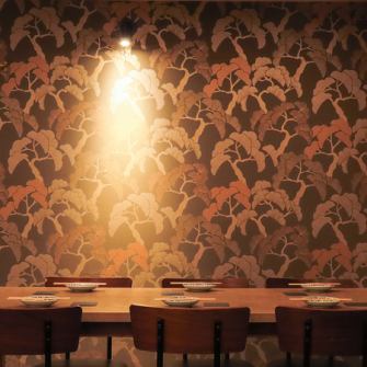 シックな雰囲気の店内にはテーブル席もご用意。しっとり飲みたいときにも、ゆったり食べたいときにも◎