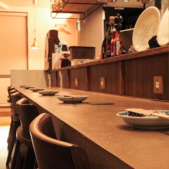 調理風景を眺めながら待つ時間も楽しいカウンター席は大人の特等席。仕事終わりのちょい呑みやデートにもどうぞ♪