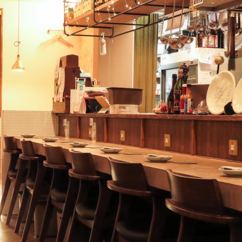 カウンター席でしっとりと