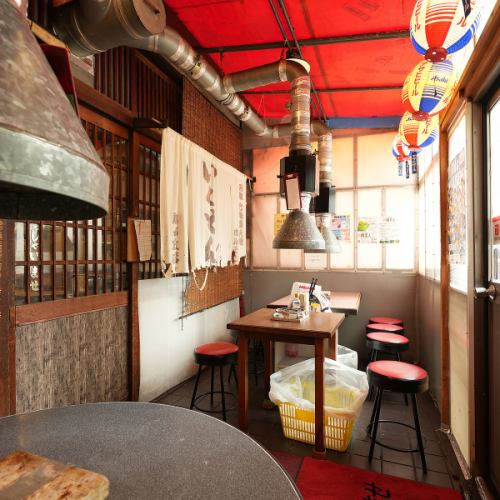 <p>【家族での食事や女子会に】広々とした清潔感のある空間は会社宴会・飲み会などの宴会シーンだけでなく、お子様連れでのお食事利用や女子会にもおすすめです。どなたでもフラッと立ち寄れるアットホームな居心地の良い空間で、高品質な本格ホルモン焼肉をお楽しみください。</p>