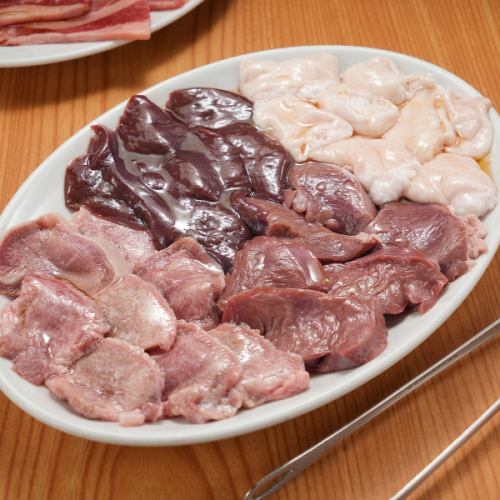 【当店一番人気☆】必食のホルモン4種の盛り合わせ～ホルモンセット（4種類）～⇒☆1,738円（税込）☆