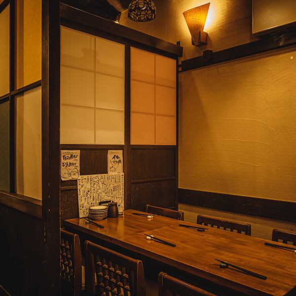 ◆ 间接照明 闪闪发光的日式现代半私人房间 ◆ 还提供带门的半私人房间。柿屋小田治新桥店