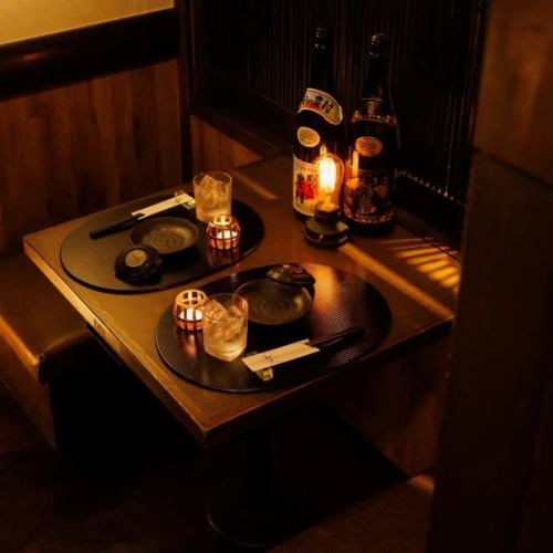 <p>ゆったりくつろげるソファー席完備！シチュエーションに合わせてお席をお選びいただけます◎</p>