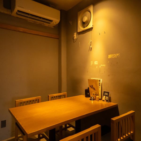 賑やかで活気あふれる1Fテーブル席。友人や同僚との楽しいひとときに最適です。お店の活気が伝わる賑やかな雰囲気の中で、会社帰りや飲み会に気軽に立ち寄れます。美味しい料理と共に会話を弾ませ、楽しいひとときをお過ごしください。
