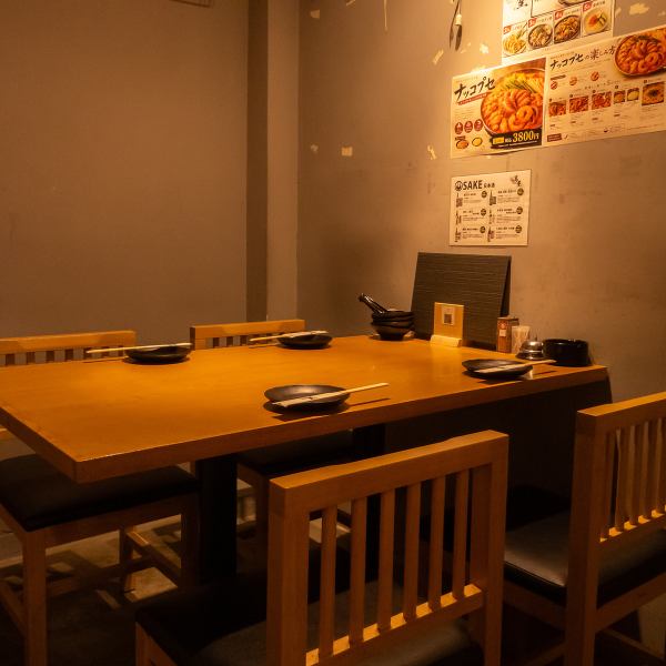 賑やかで活気あふれる1Fテーブル席。友人や同僚との楽しいひとときに最適です。お店の活気が伝わる賑やかな雰囲気の中で、会社帰りや飲み会に気軽に立ち寄れます。美味しい料理と共に会話を弾ませ、楽しいひとときをお過ごしください。