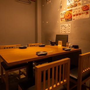 一楼的四人桌非常适合与朋友或同事共度美好时光。商店里热闹的气氛极具感染力,让你在熙熙攘攘的环境中也能放松身心。这里非常适合下班后小憩片刻,或是朋友聚会,也是换换口味或举办特别聚会的理想之选。您可以一边享用美味佳肴,一边与朋友畅谈,度过一段美好时光。