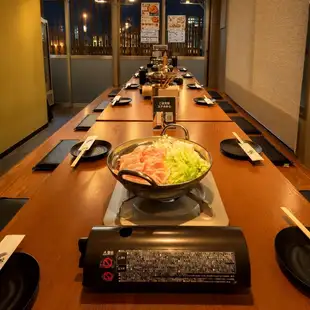 We have private rooms with sunken tables available.You can relax and enjoy your meal in comfortable seating where you can stretch your legs out.It's perfect for long banquets, as well as for intimate meals with important people.Enjoy delicious food to your heart's content in our warm and inviting atmosphere.Please feel free to contact us regarding seating arrangements.