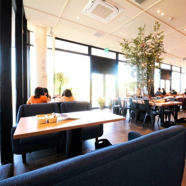 [Sofa seats] Sofa seats by the window are very popular seats! There are sofa seats in the back of the store where you can have a calm meal, so it is ideal for a relaxing girls-only gathering! It is a very popular seat, so make a reservation. Please as soon as possible.