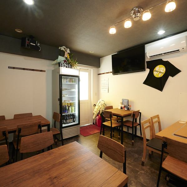 【和気藹々とした楽しい空間◎】店内はテーブル席を完備しており、おひとり様やご友人とのサク飲み、誕生日のお祝いにもぴったりです。大人数での宴会も歓迎しており、20名までの貸切も可能なため、小規模から中規模の宴会に最適です。料理、ドリンク、カラオケと共に楽しいひと時をお過ごしいただけます!