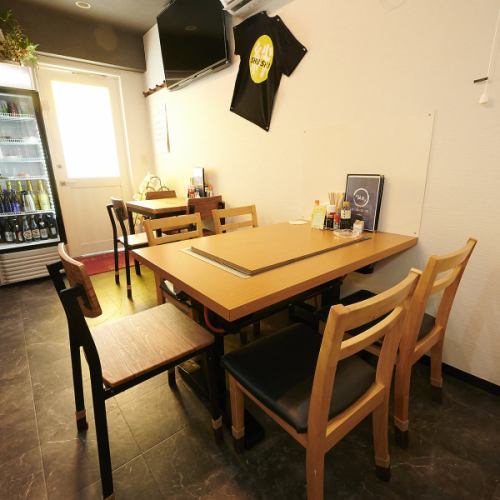 <p>【カラオケと共に楽しむひと時◎】店内は明るく和気藹々とした雰囲気で、友人や家族と楽しく会話したり、カラオケを楽しんだりできる空間です。2名掛けから4名掛けのテーブル席を完備しており、気軽に来店いただけるアットホームな雰囲気が魅力です。貸切のご利用も可能なので、特別な日にもぜひご利用ください♪</p>