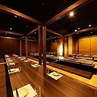 最大４０名様まで対応可能な大人数のご宴会にもピッタリの団体席。木の心地よい温もりを感じる和のデザインが特徴の掘りごたつ席をご用意◎和の雰囲気を感じながら、お食事やお酒に舌鼓。是非、特別なひとときをお過ごしください。
