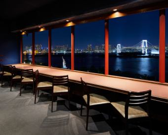 You can enjoy fresh seafood from the counter seats while looking at the night view.Please spend a moment with your loved ones.