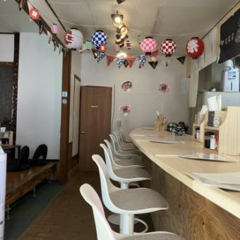 If you rent the entire store, it can accommodate up to 10-20 people.