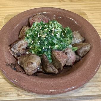 Grilled white liver (with chive and leek sauce)