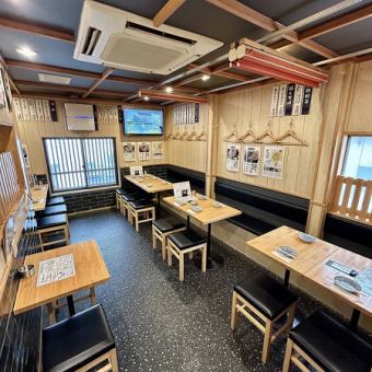 ご友人との語らいに最適なテーブル席もご用意。ごゆるりとお過ごしください。