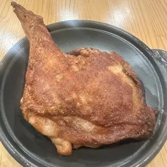 〆まで美味い！やみつき骨付きもも1本焼き