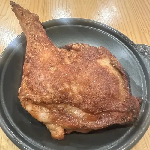 〆まで美味い！やみつき骨付きもも1本焼き