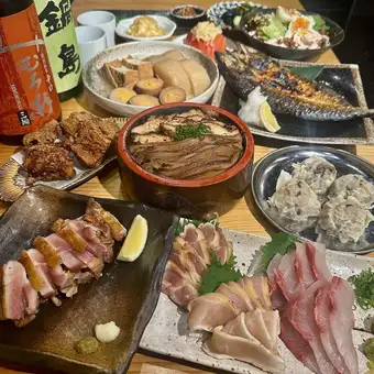 知覧どりレアもも焼/本日の鮮魚と知覧どり刺身盛り合わせ等料理10品+生ビール付2H飲放5000円