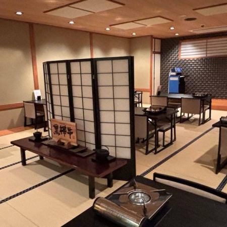 【2F大広間テーブル席、会話も弾む開放的な空間で、至福の味わいを】2~32名様までご利用可能です。ご友人やご家族でのお食事、ご宴会など、様々なシーンでお気軽にご利用いただけます。料理、設え、漂う空気、隅々までおもてなしの心を行き渡らせて、お客様をお出迎えいたします。