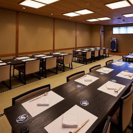 【フロア貸切 大広間テーブル席】こちらの大広間は20名様以上でフロア貸切としてご利用いただけます。落ち着いた雰囲気の中、周囲を気にせず至福のひとときをご堪能ください。ステージ・カラオケ・マイクを完備しておりますので、大人数での打ち上げやご宴会など、幅広いシーンでご利用いただけます。
