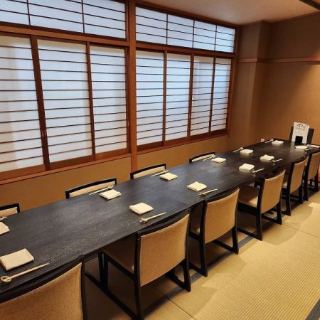 3F完全個室【芙蓉】和の風情ある上質な個室で、日常を忘れてゆったりとお過ごしください。会社のご宴会や会合などにも、完全個室なので安心してご利用いただけます。ぜひお気軽にお問い合わせください。