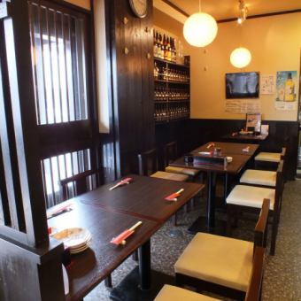 There are 2 tables for 4 people and 1 table for 2 people.Please feel free to stop by with your colleagues and enjoy delicious fish dishes.