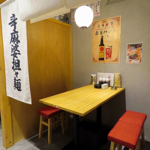 The interior of the store is bright and wood-toned.Please enjoy our signature gyoza and alcoholic drinks in a restaurant with a nostalgic feel.