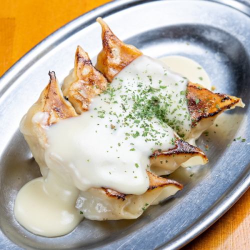 The most popular among women: Rich and creamy cheese gyoza (3 pieces)