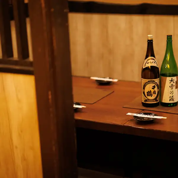 【和風個室】田町店では中団体様も個室席でご用意★周りのお客様を気にせず御飲食可能◎駅徒歩1分と近いので雨の日でも安心してご来店いただけます。終電も気にせずお楽しみ下さい◆当日のオススメ鮮魚も充実なラインナップとなっております♪快適な空間で絶品お料理とこだわりのお酒を心行くまでご堪能ください!!!